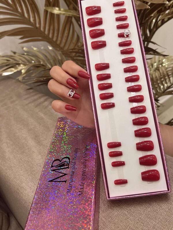 كوفن قصير عنابي مع كريستال